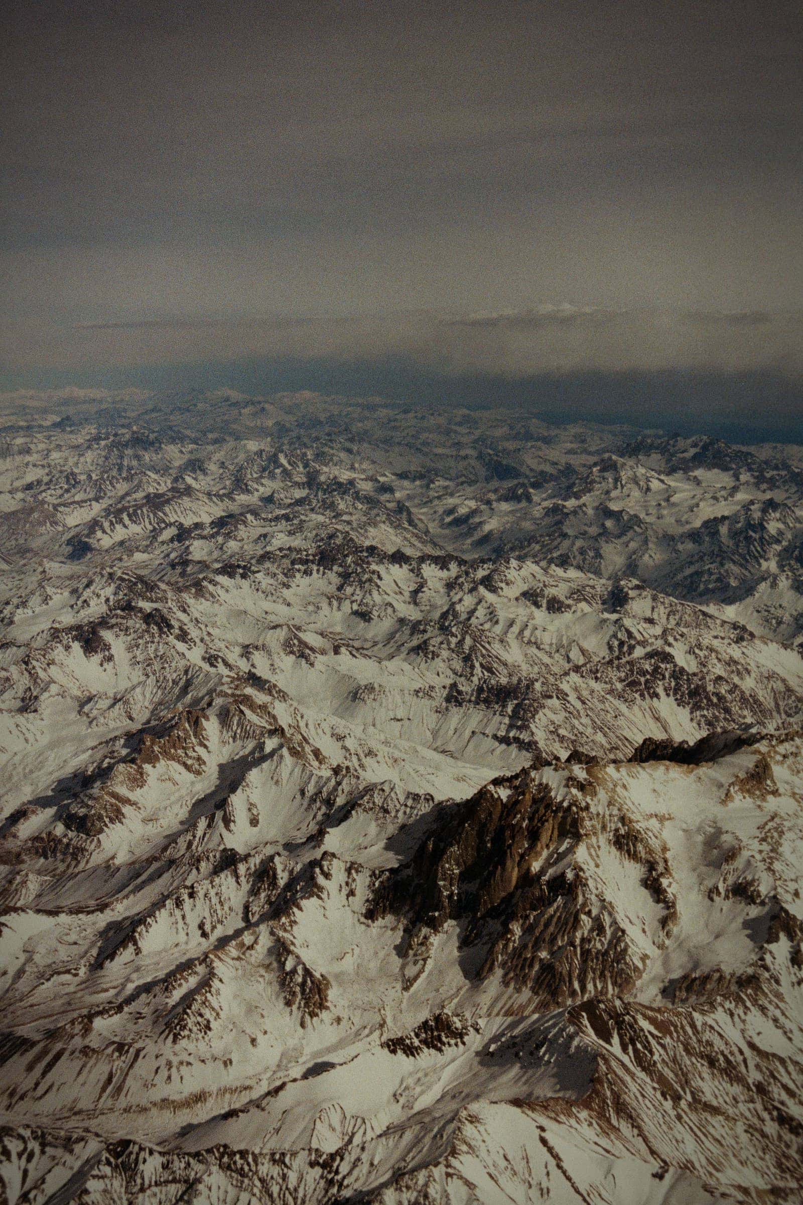 La cordillera de los Andes nevada, vista desde lo alto