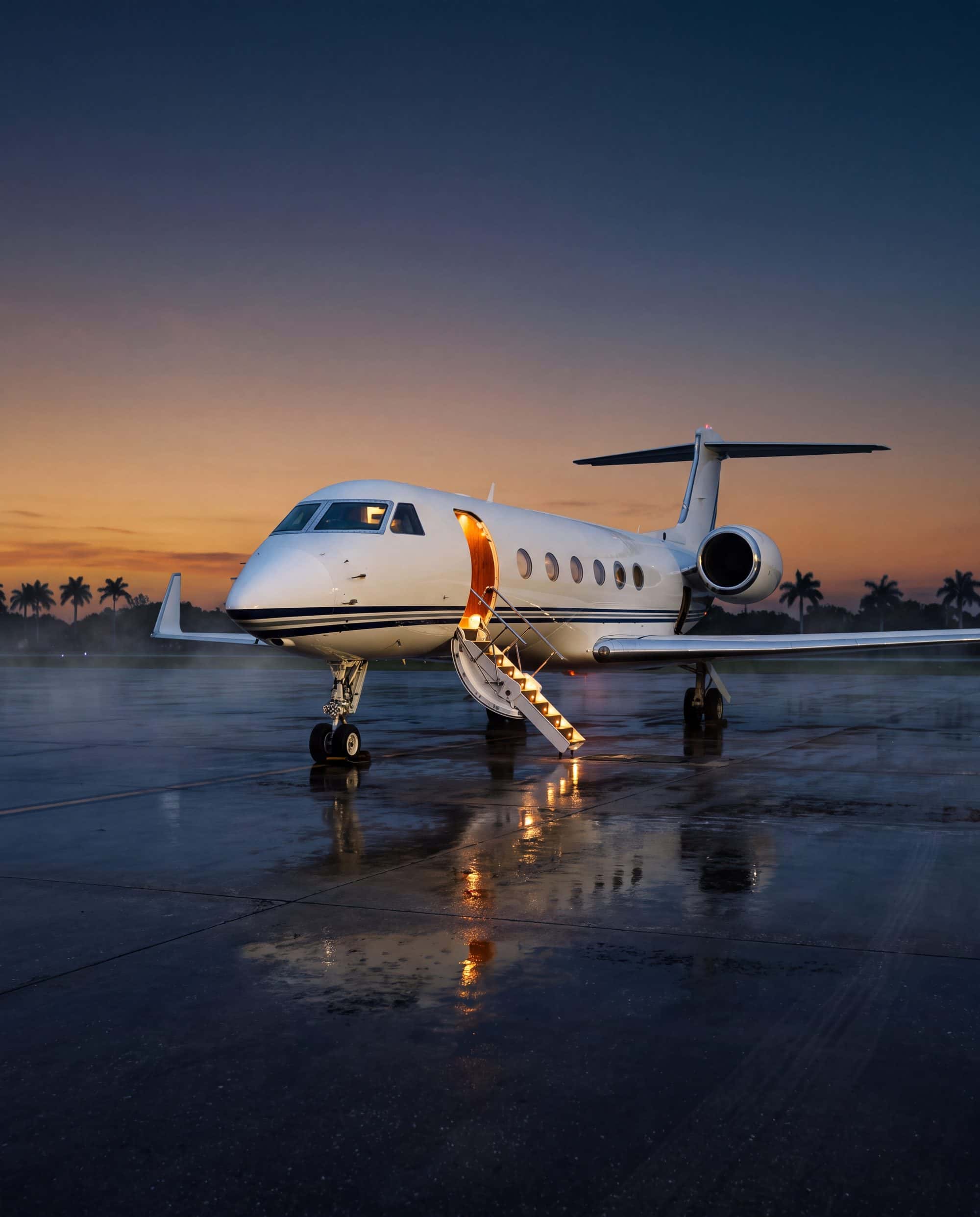 Un jet privado en la plataforma mojada, al atardecer